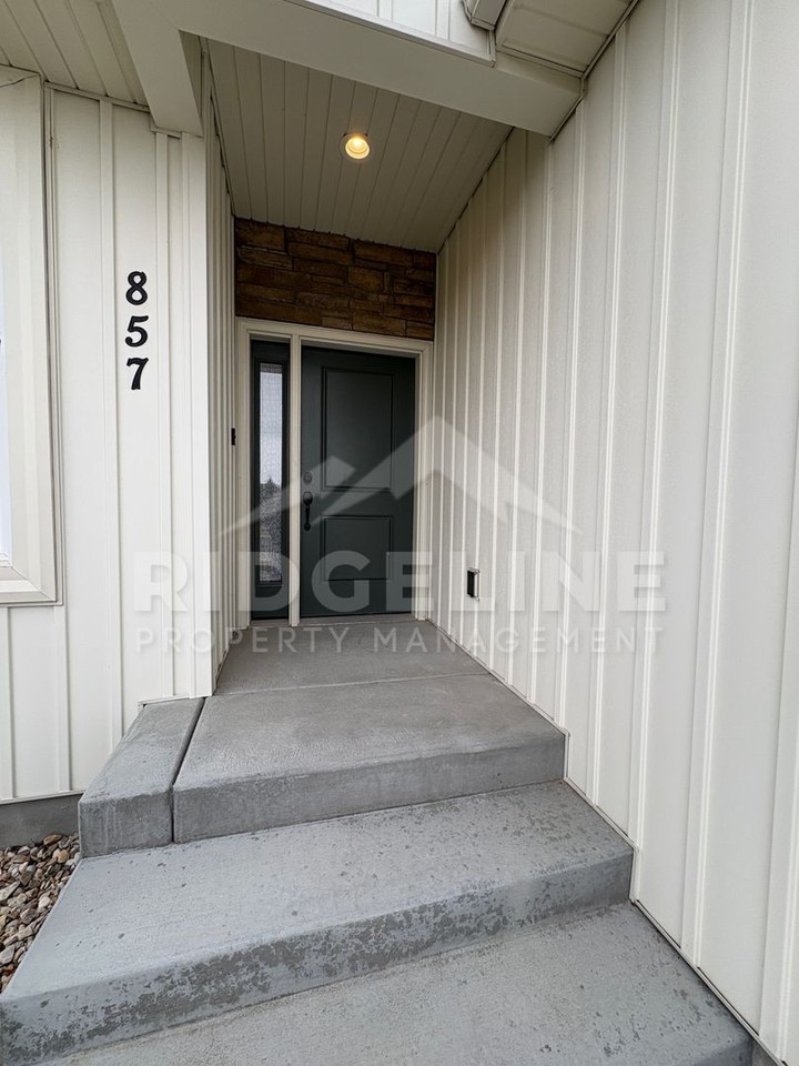 857 Oak Hill Way - Photo 3 of 27