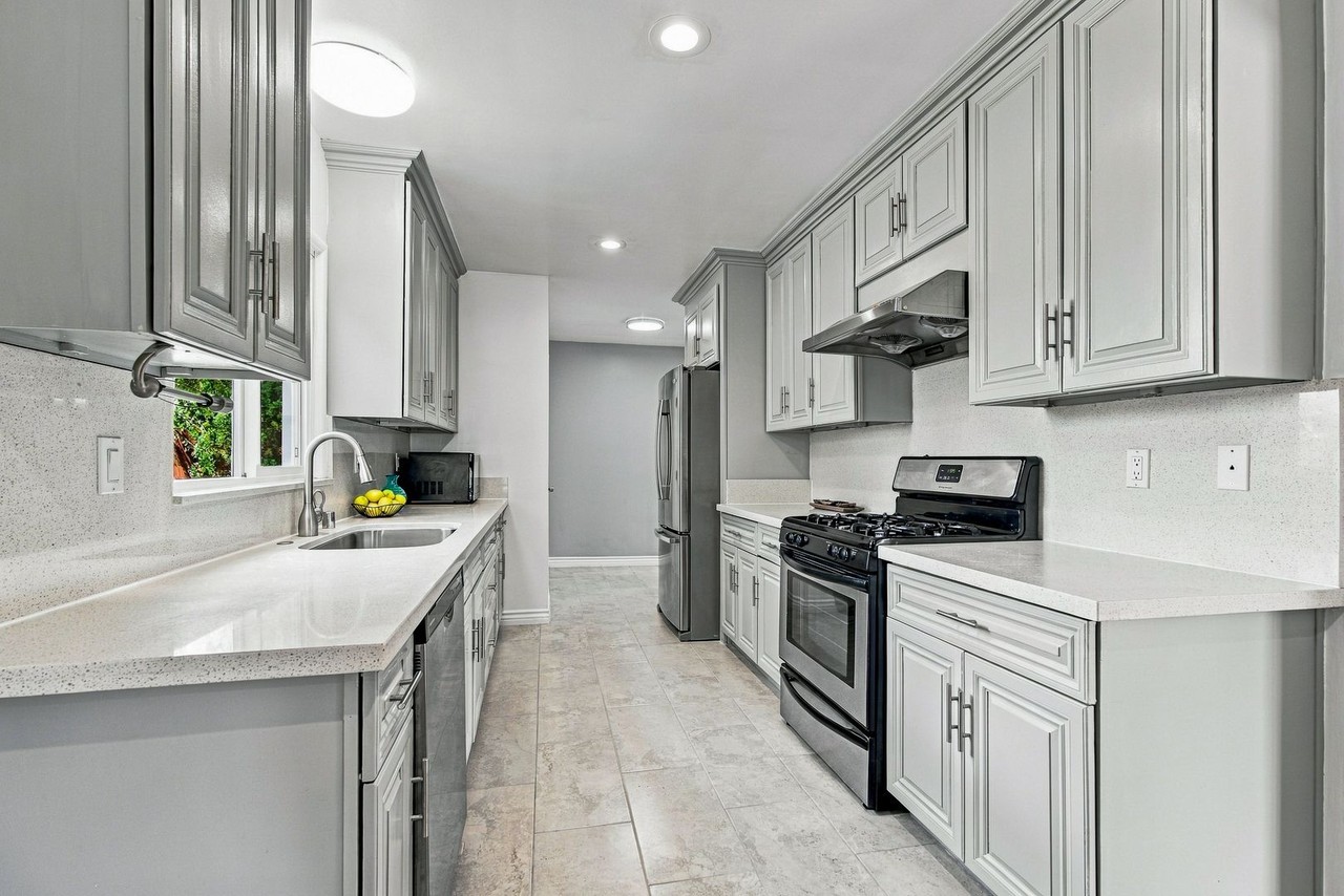 2503 Frances Ave - Photo 4 of 17