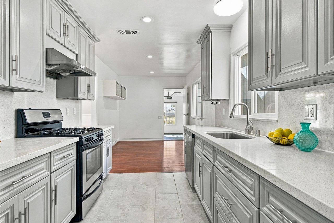 2503 Frances Ave - Photo 5 of 17