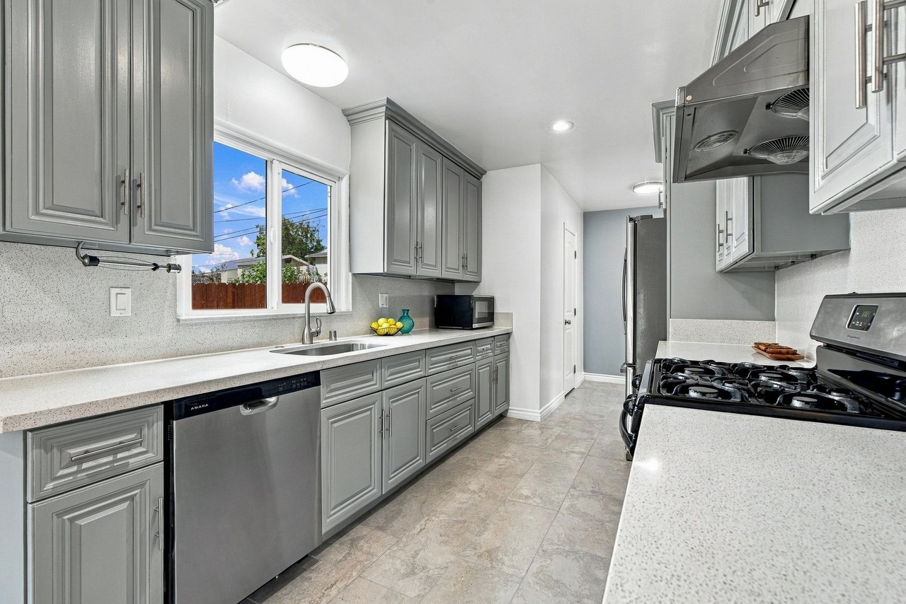 2503 Frances Ave - Photo 6 of 17