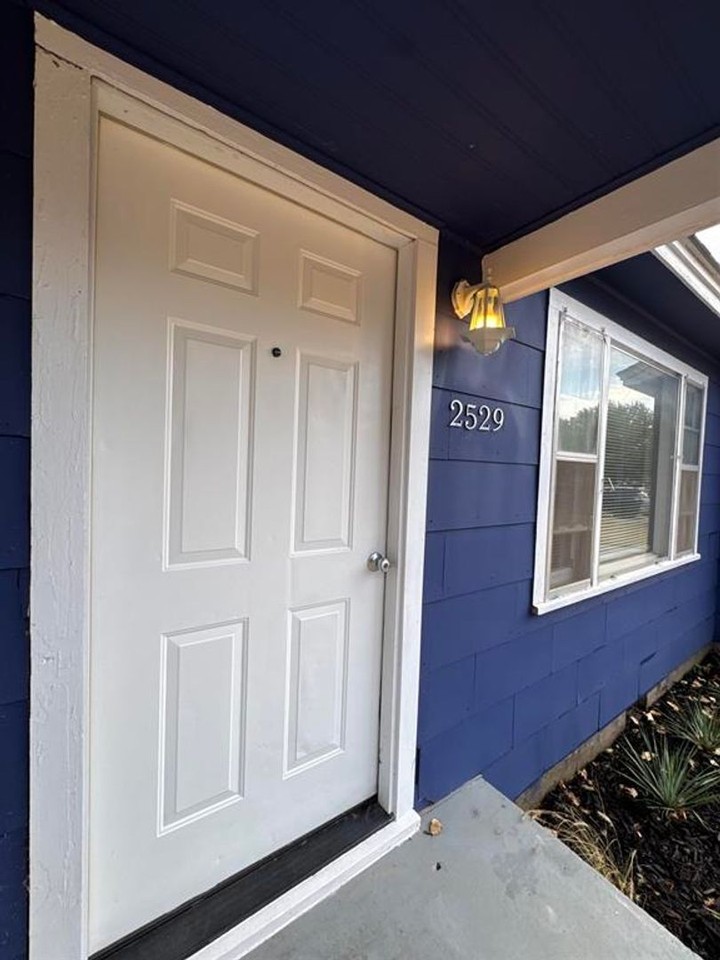 2529 W Cherokee Ave - Photo 2 of 17
