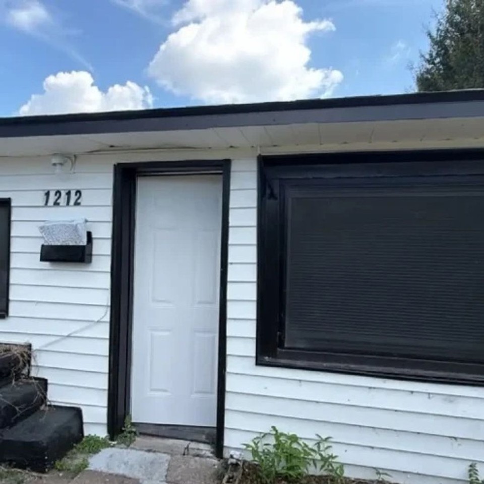 1212 Pine St - Photo 2 of 8