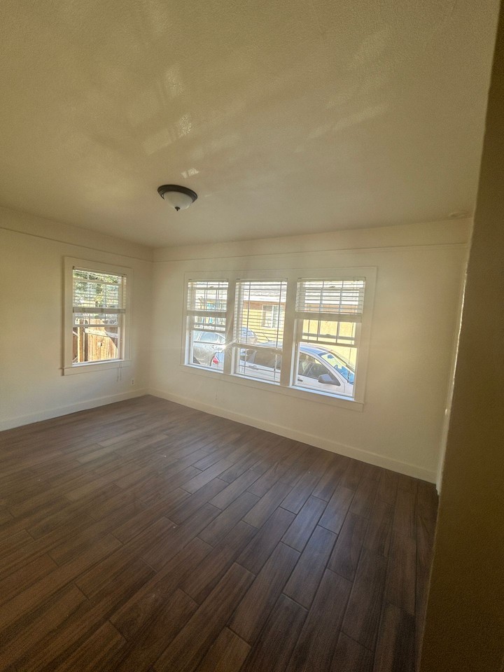 117 W. Bush Street - Photo 4 of 9