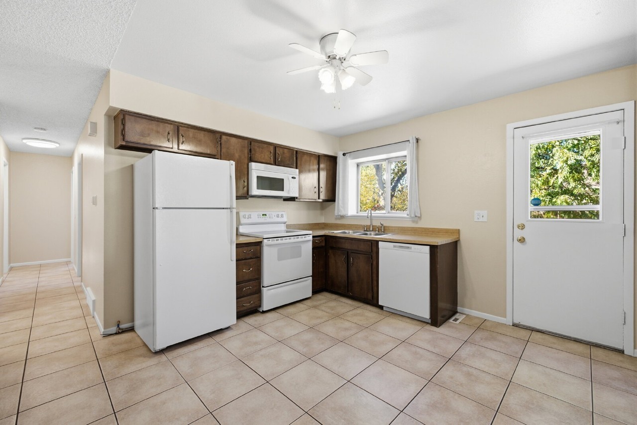 15402 E Princeton Ave - Photo 6 of 22