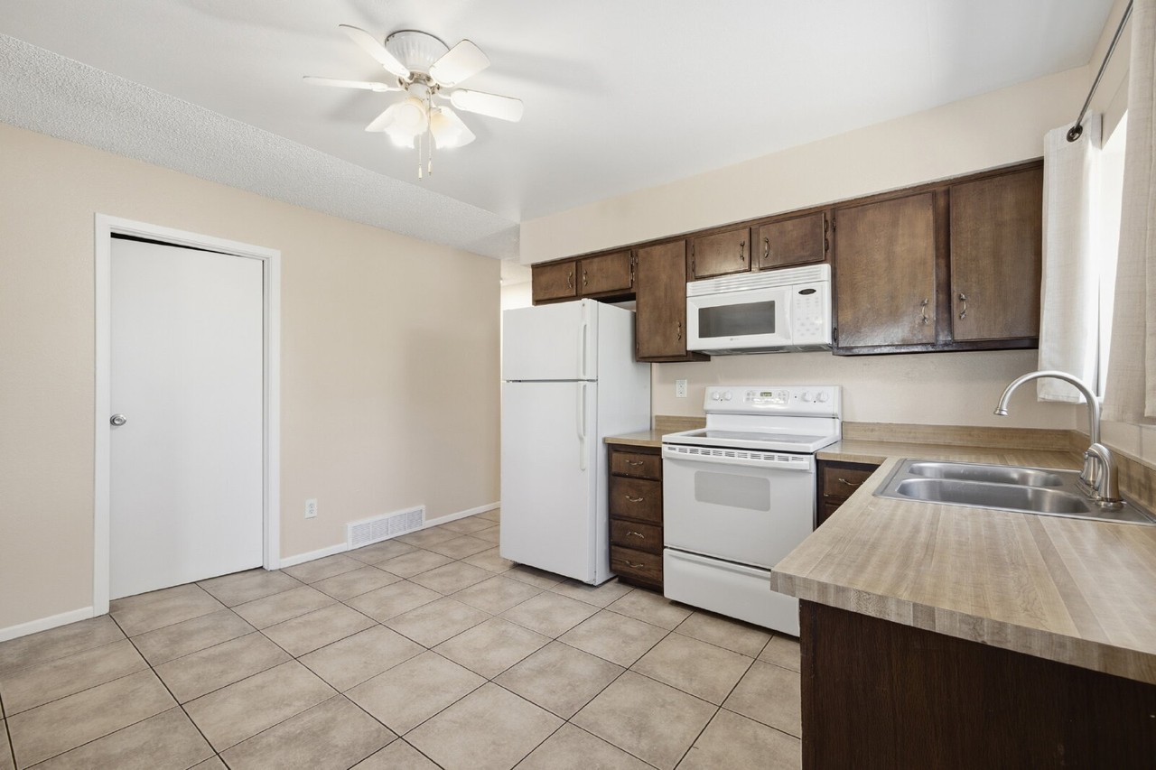 15402 E Princeton Ave - Photo 7 of 22