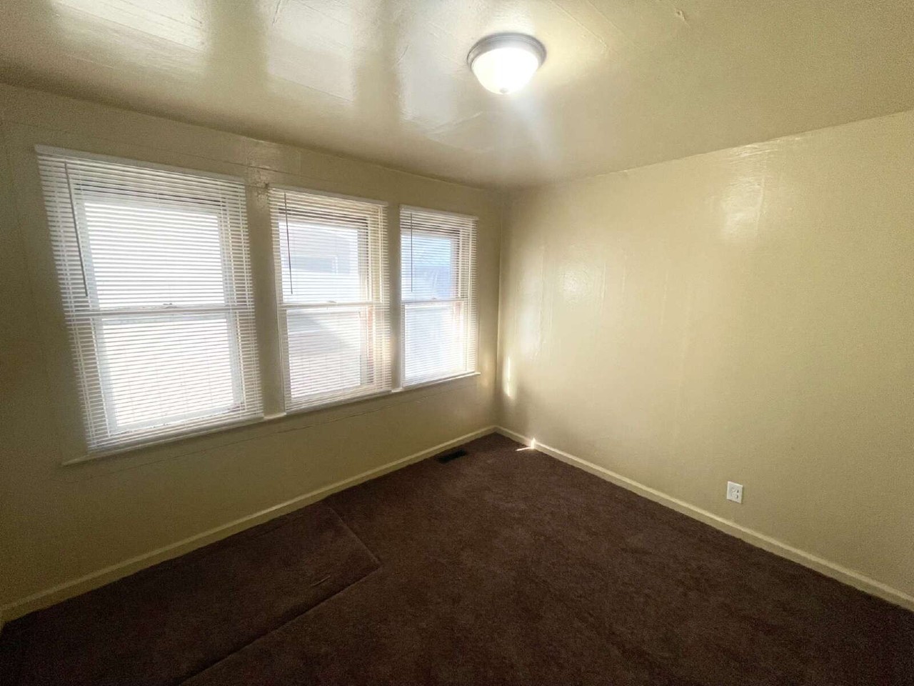 1040 Villa Ave - Photo 5 of 7