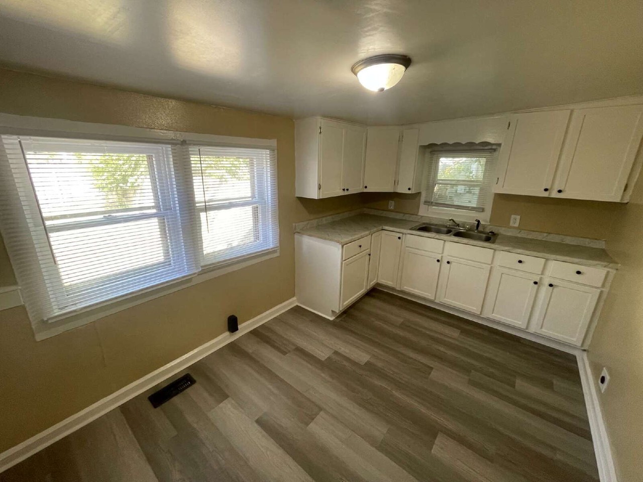 1040 Villa Ave - Photo 6 of 7
