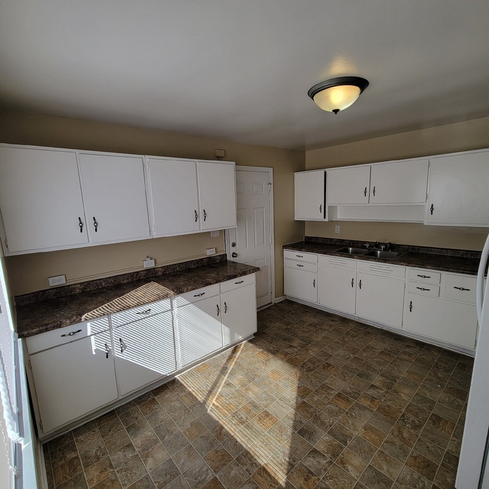 2570 Saint Peter St - Photo 4 of 8
