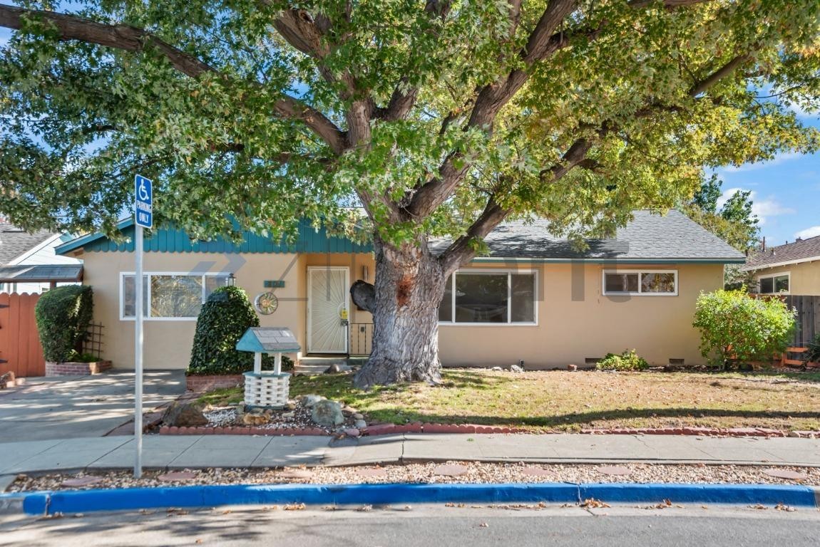 894 Hazelnut Ct - Photo 5 of 26