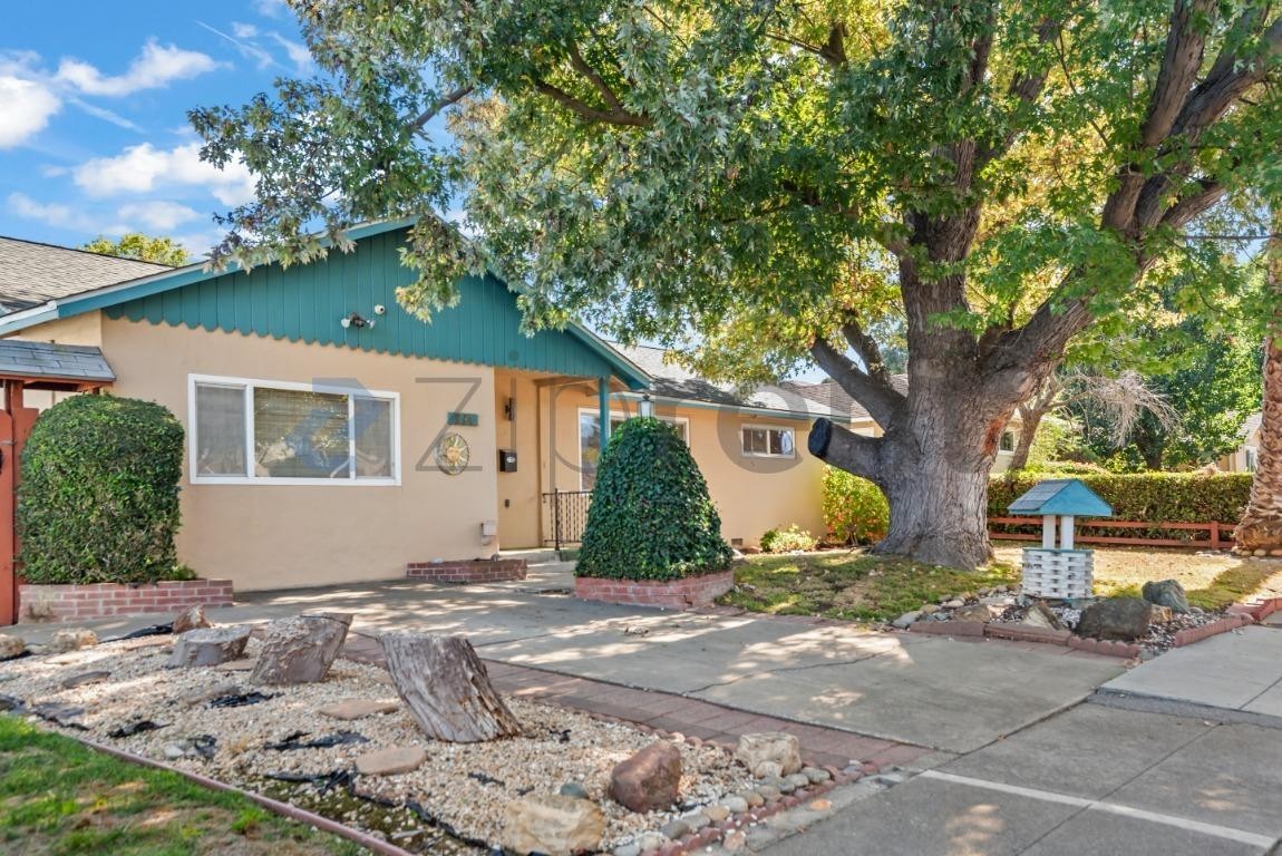 894 Hazelnut Ct - Photo 6 of 26
