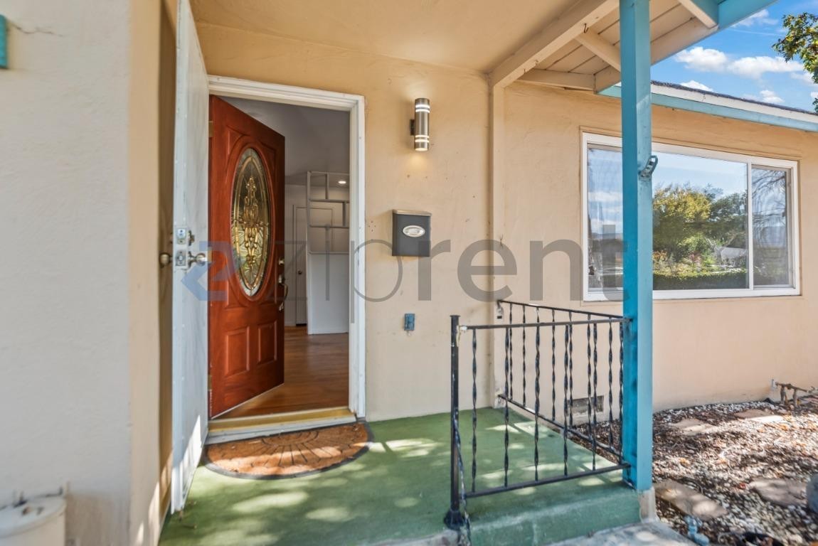 894 Hazelnut Ct - Photo 7 of 26