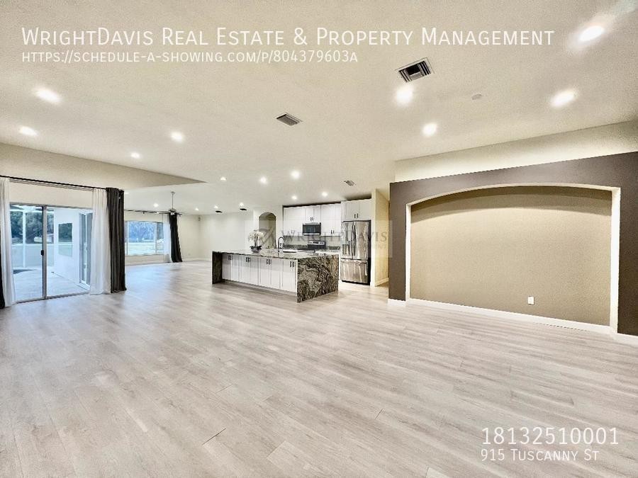 915 Tuscanny St - Photo 4 of 32