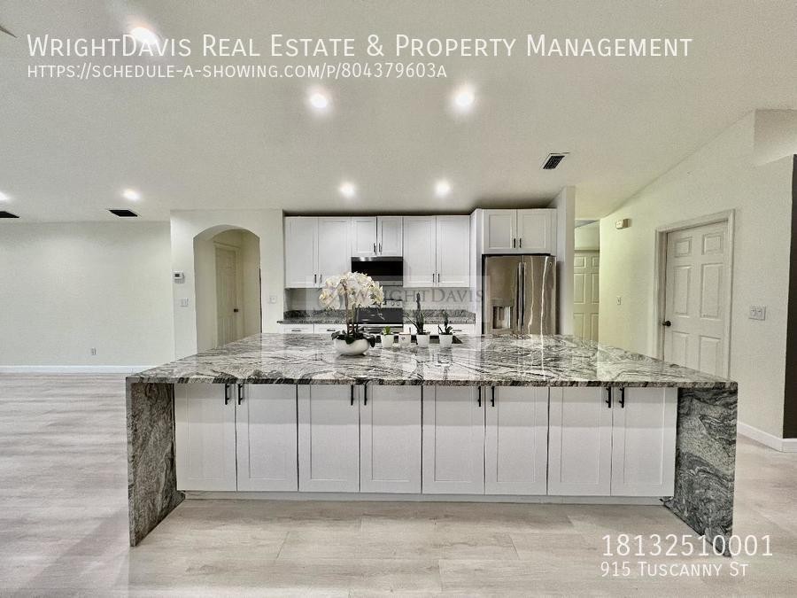 915 Tuscanny St - Photo 7 of 32