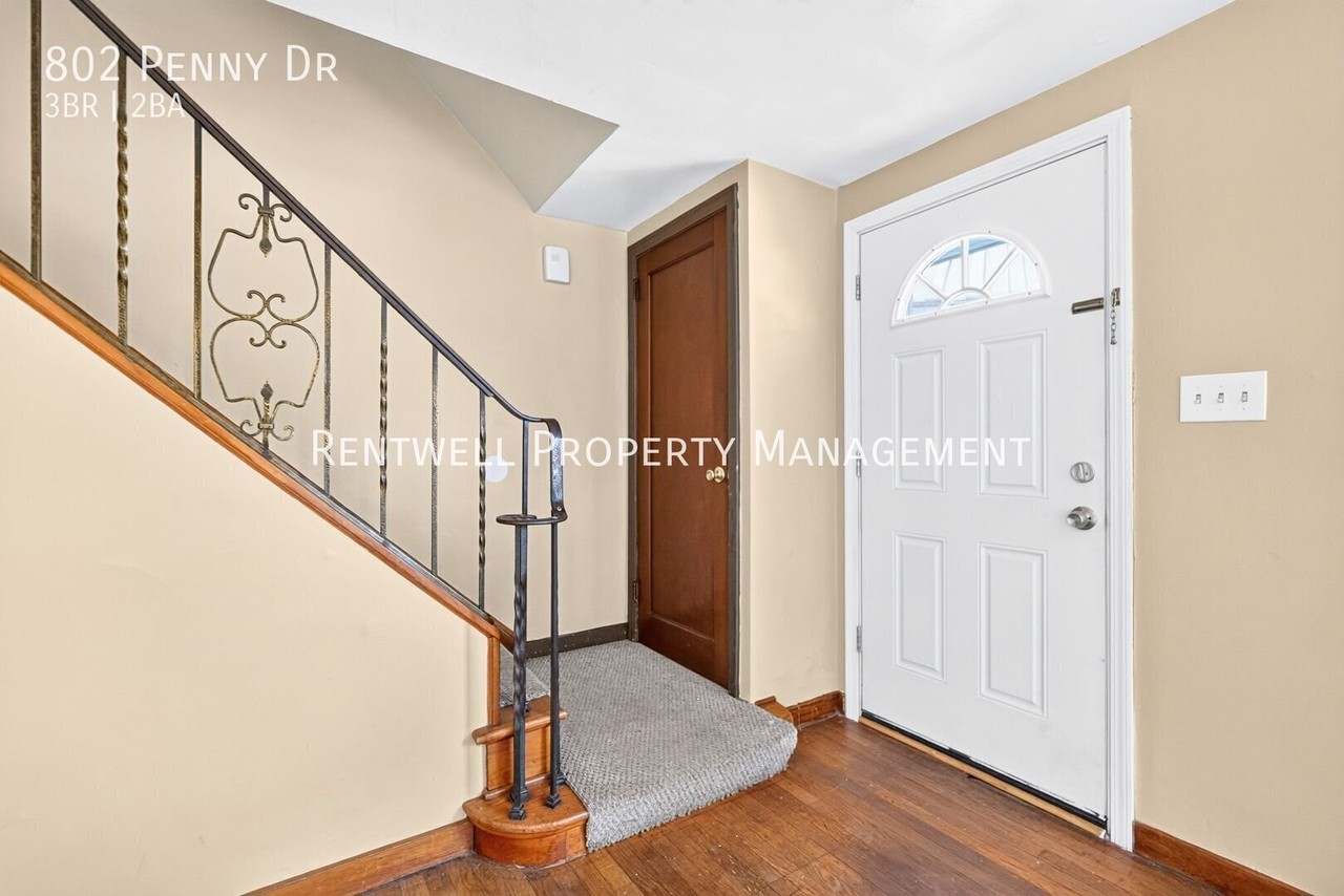 802 Penny Dr - Photo 3 of 41