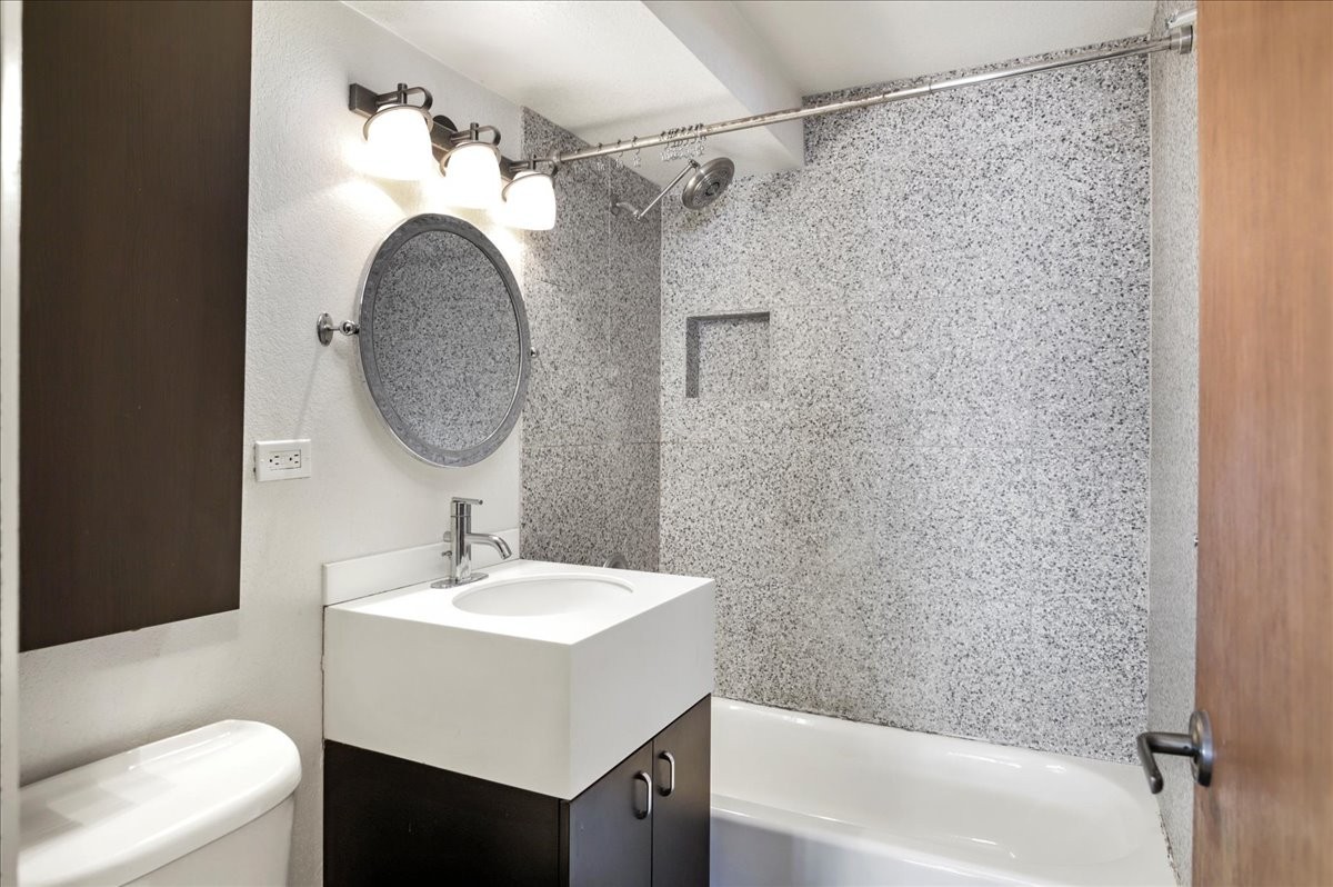 1302 Columbine St #105 - Photo 7 of 9