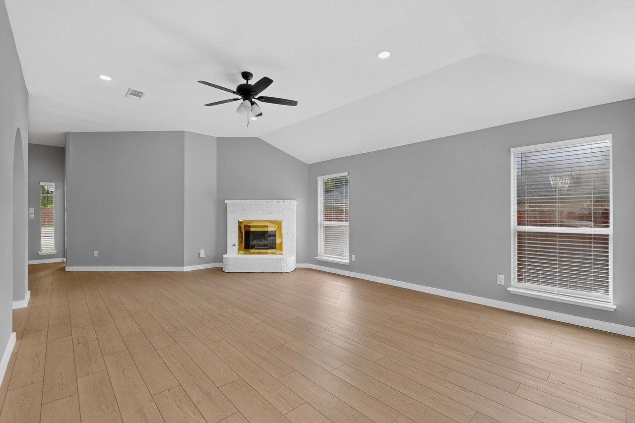 2205 Woodcrest Dr - Photo 2 of 12