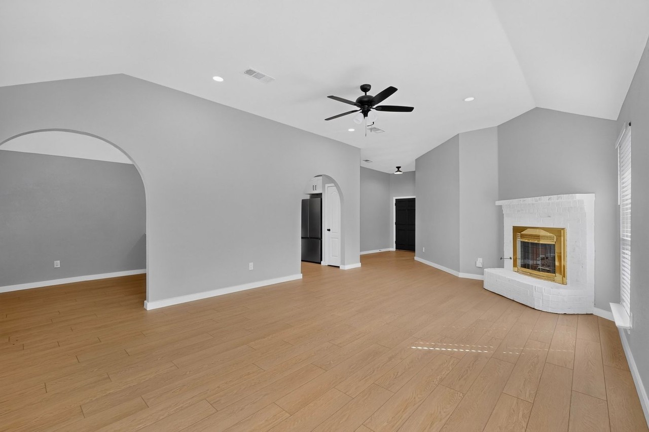 2205 Woodcrest Dr - Photo 4 of 12