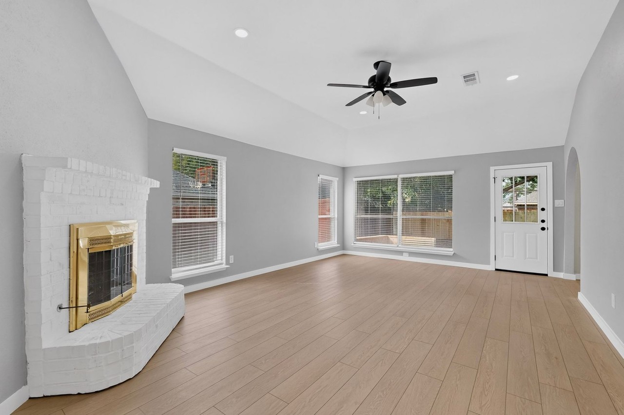 2205 Woodcrest Dr - Photo 5 of 12