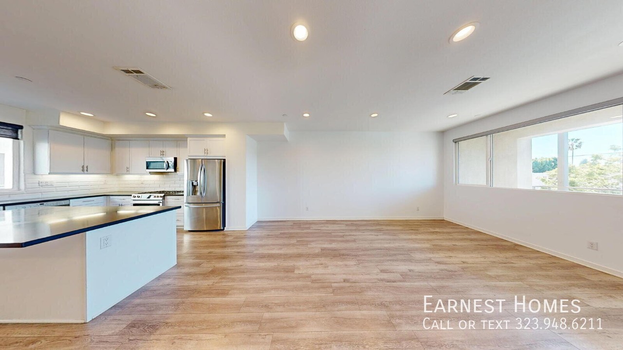 13139 Victory Blvd - Photo 2 of 24