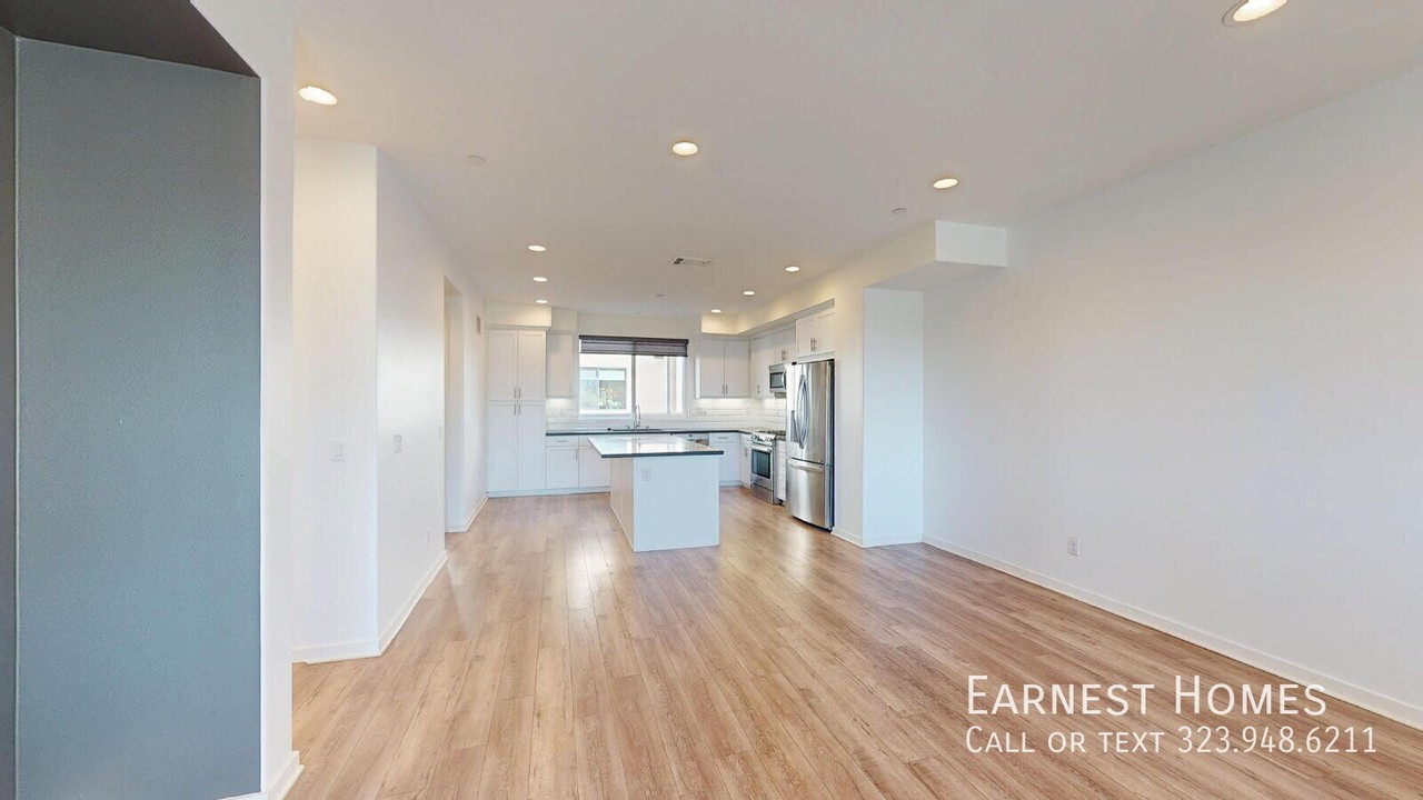 13139 Victory Blvd - Photo 4 of 24
