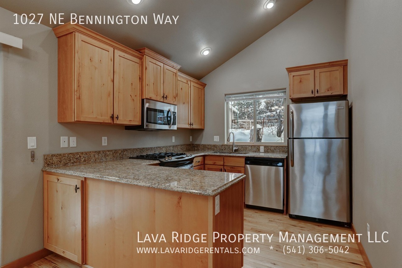1027 Ne Bennington Way - Photo 5 of 29