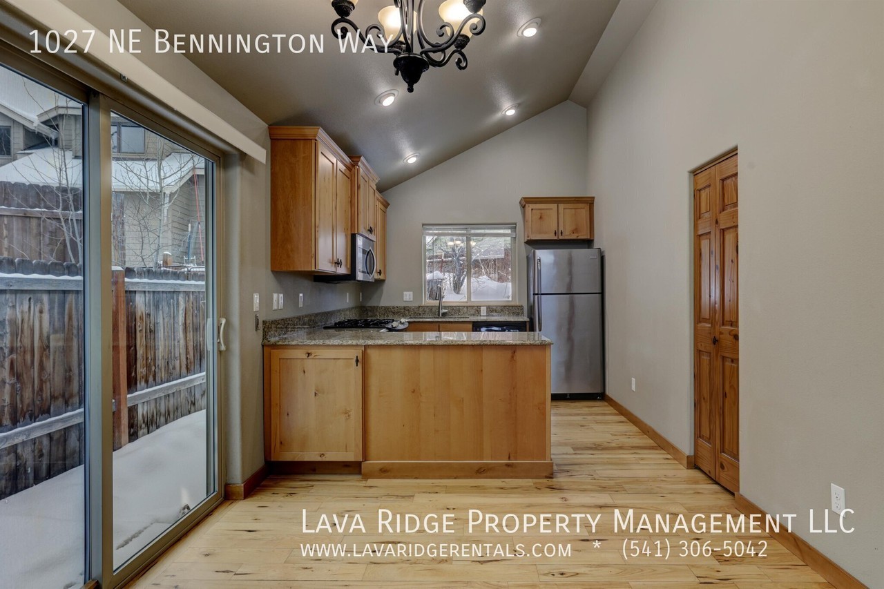 1027 Ne Bennington Way - Photo 6 of 29