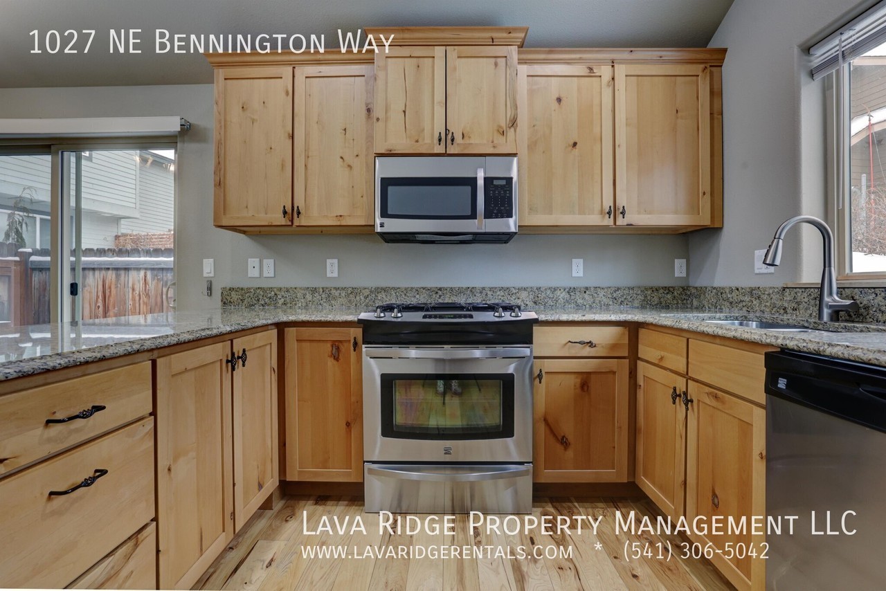 1027 Ne Bennington Way - Photo 7 of 29