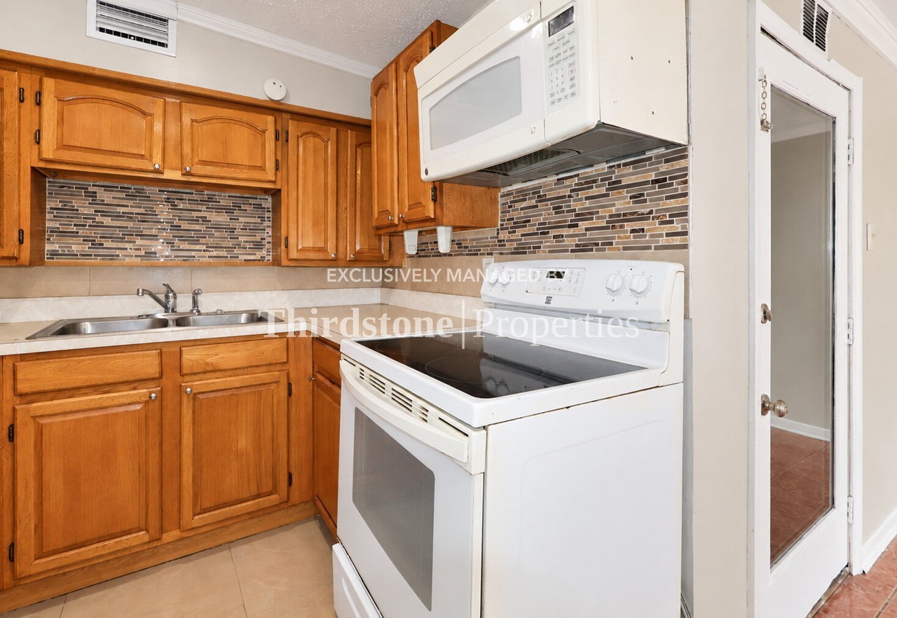 8115 Free Ave - Photo 5 of 27