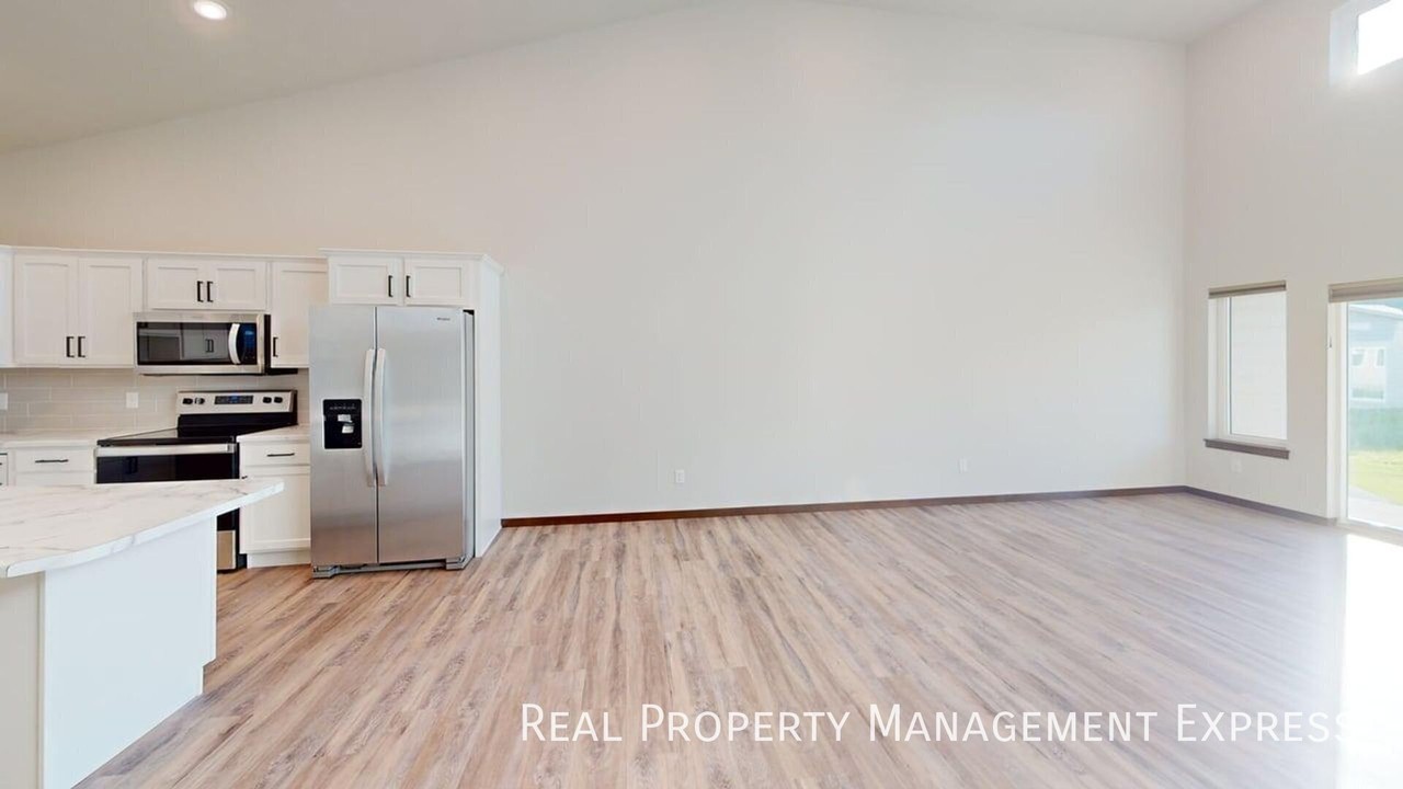 5405 S Huntwood Ave - Photo 2 of 14