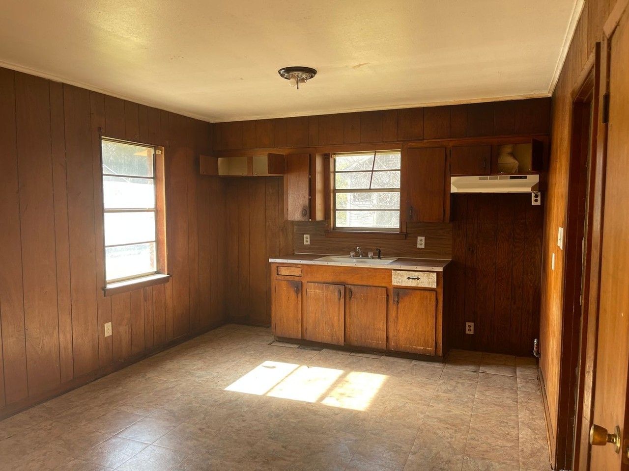 3402 Catherine St - Photo 3 of 4