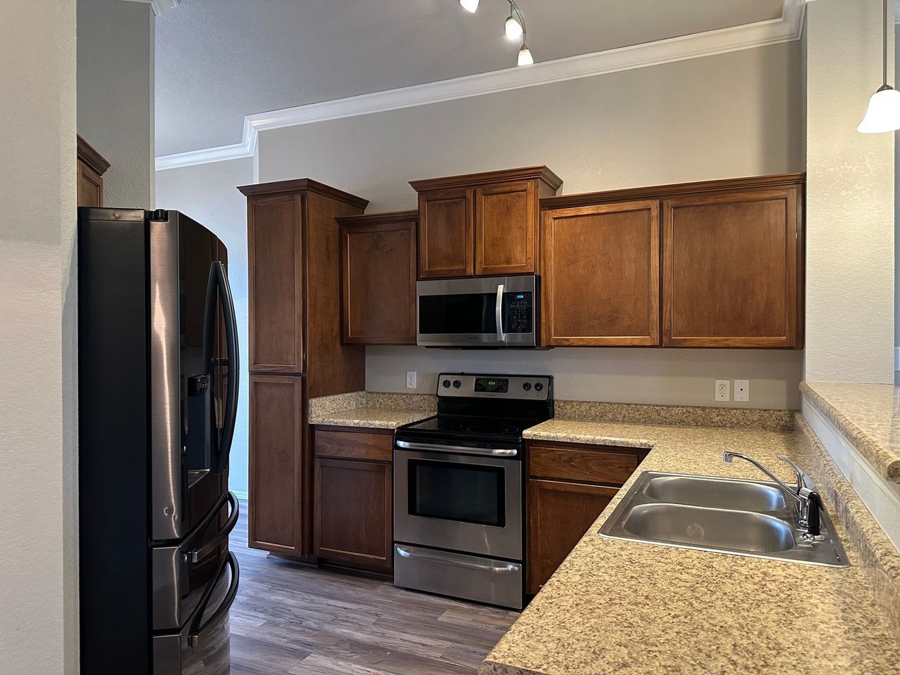 2500 Griffin St - Photo 5 of 15