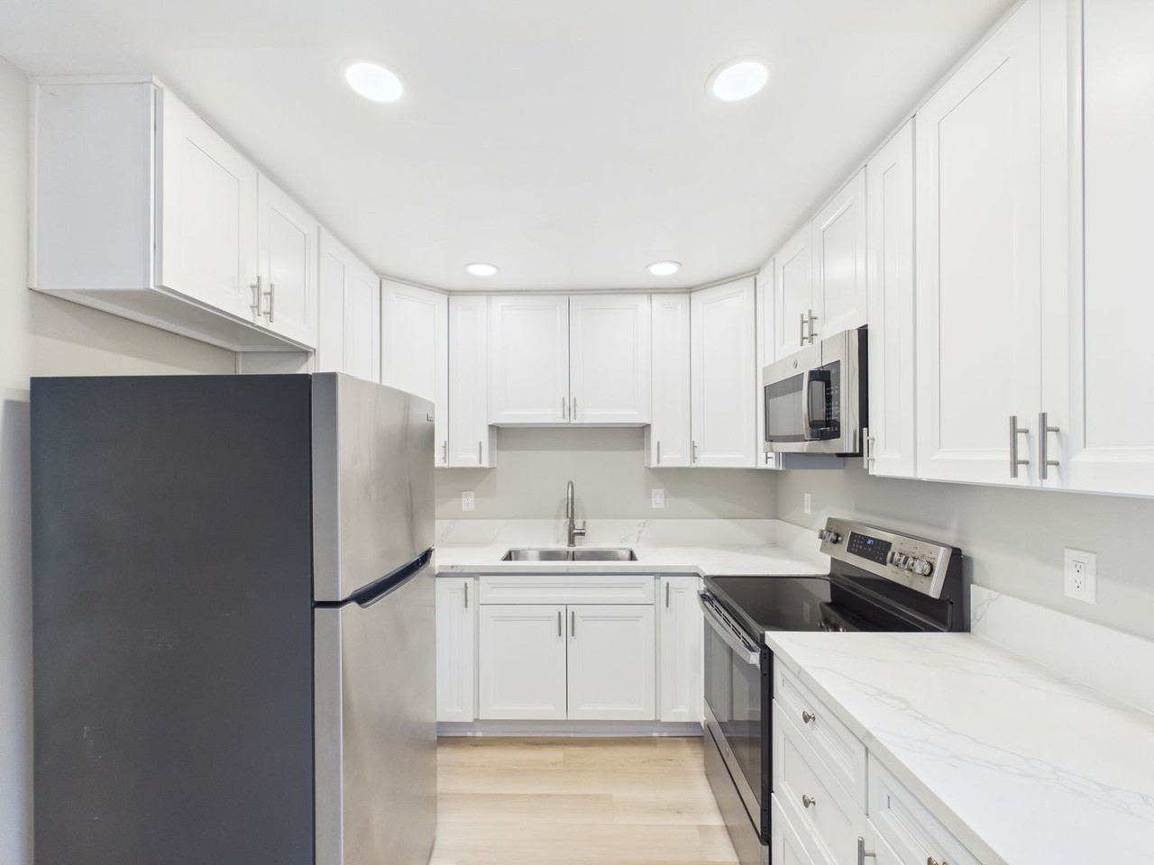 660 N Hickory St #D - Photo 5 of 29