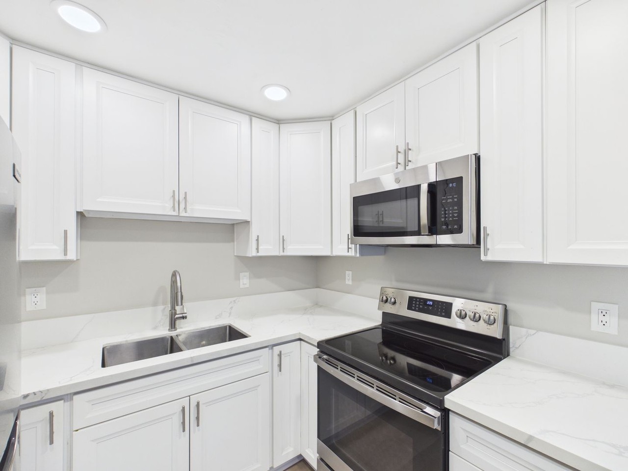 660 N Hickory St #D - Photo 7 of 29