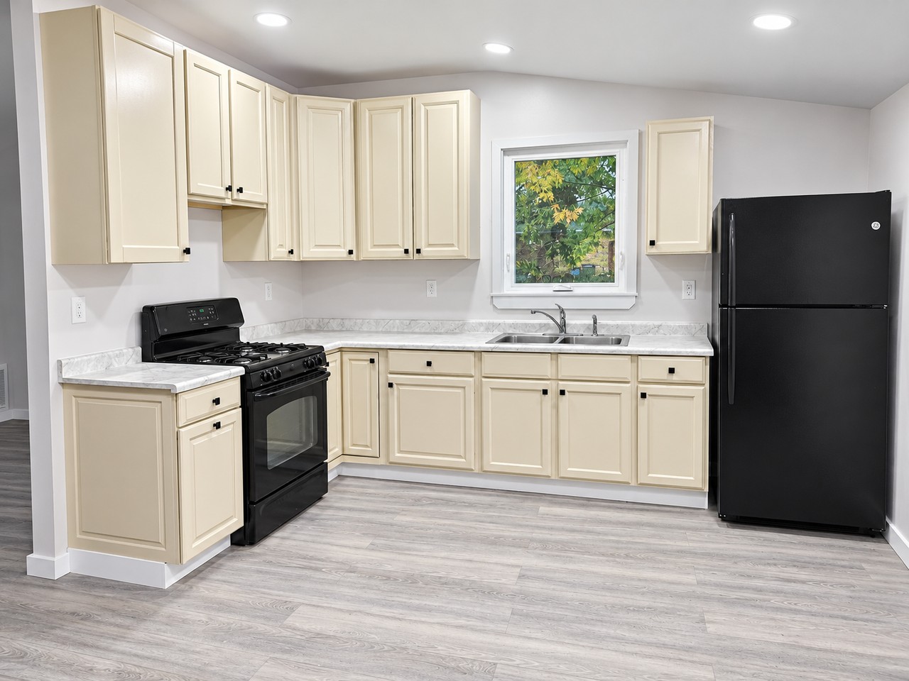 4788 Pearl Rd - Photo 4 of 5