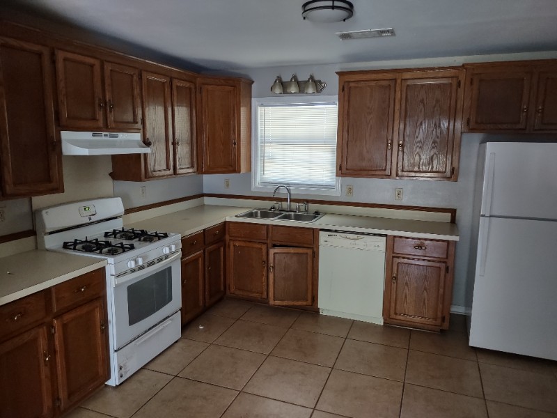 1409 N Mcguire Ave - Photo 3 of 6