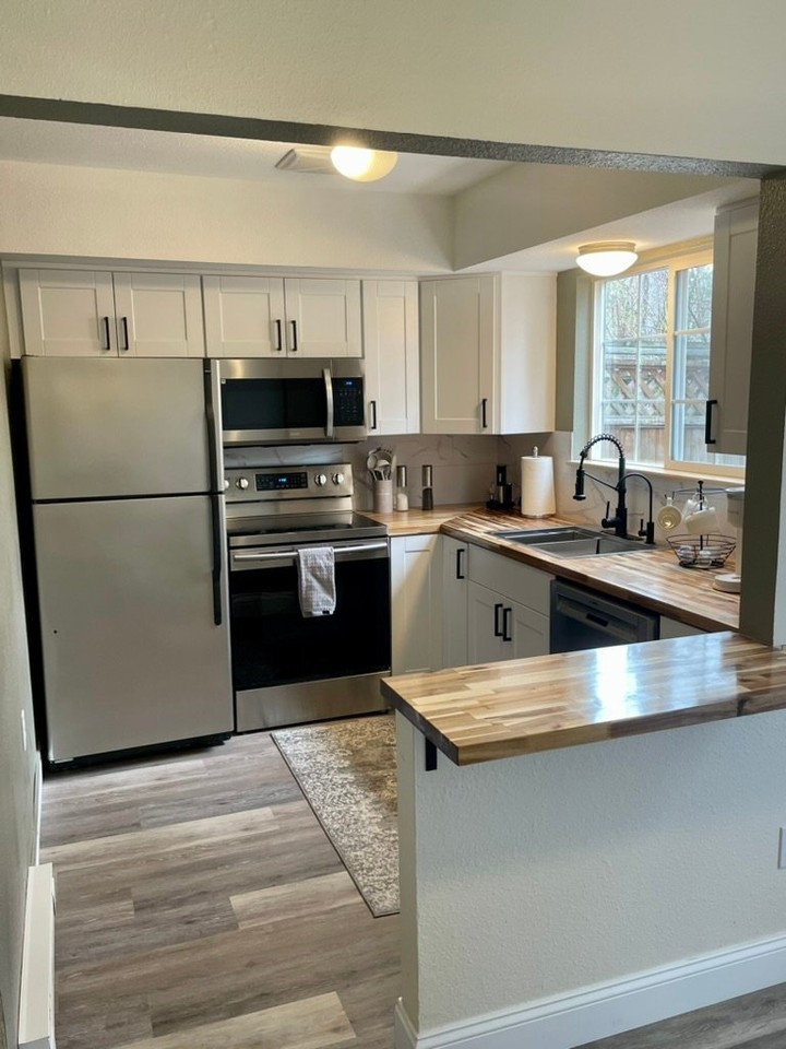 3311 Redwood Ave #8 - Photo 3 of 11