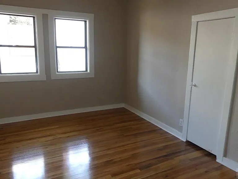 1024 W 15th St - Photo 3 of 14