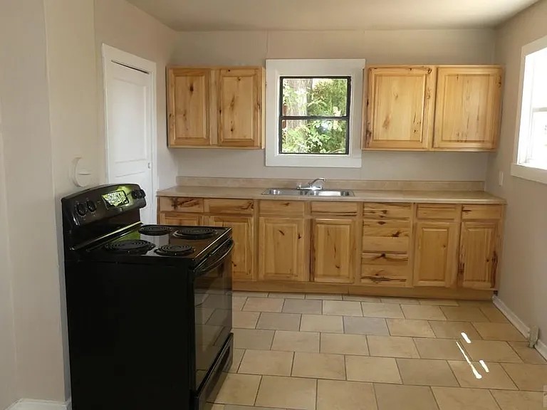 1024 W 15th St - Photo 6 of 14