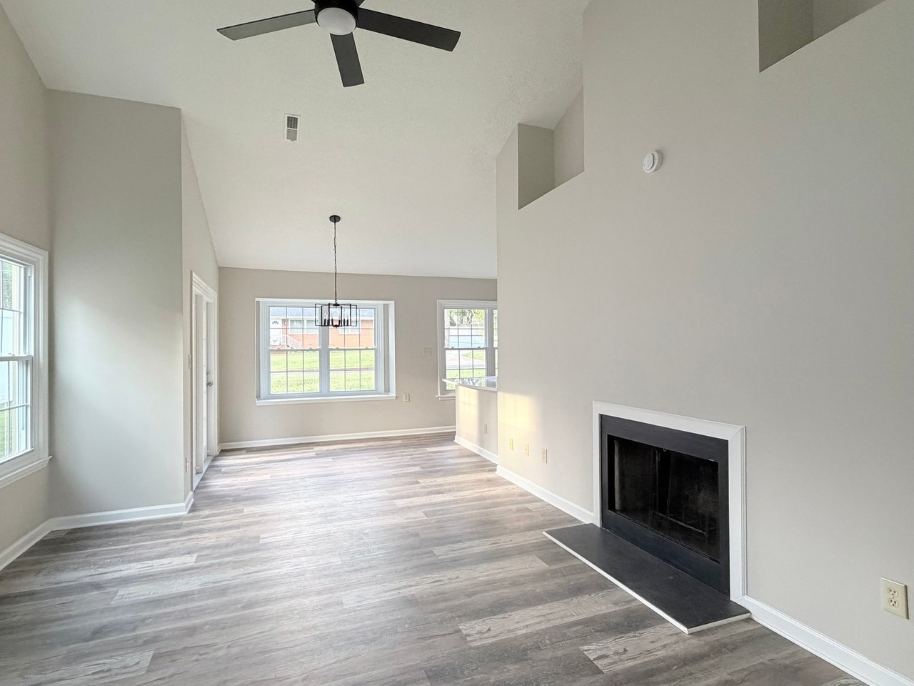 405 Amberly Dr - Photo 5 of 17