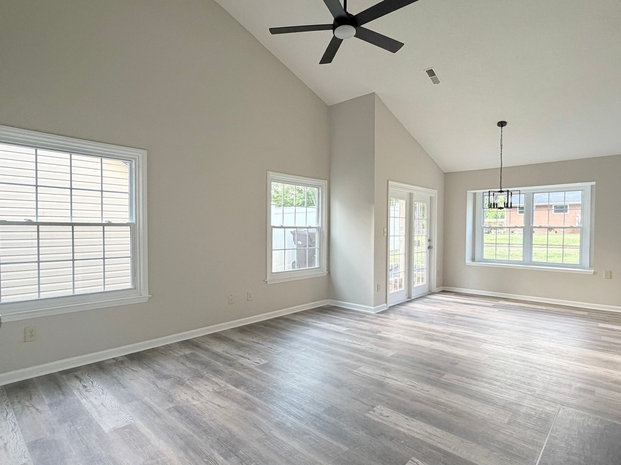 405 Amberly Dr - Photo 6 of 17