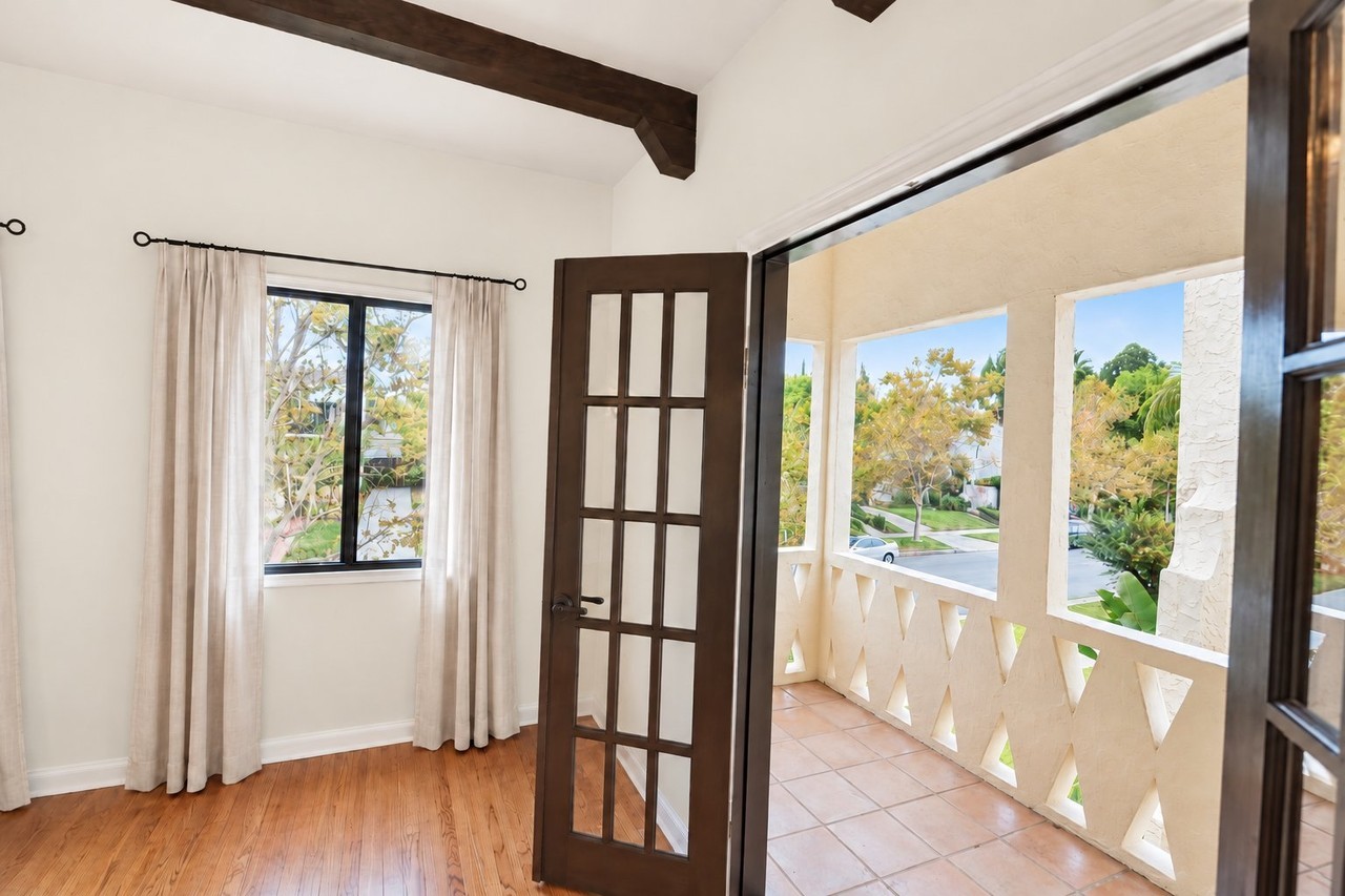 1074 S Hayworth Ave - Photo 4 of 22