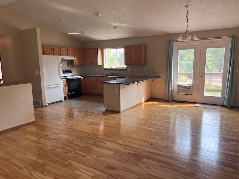 808 N Fairchild Dr - Photo 4 of 11