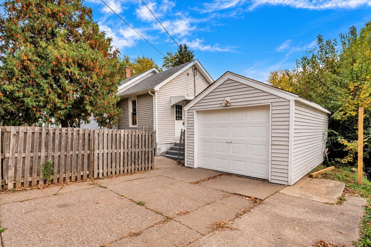 1532 N Sturdevant St - Photo 3 of 16