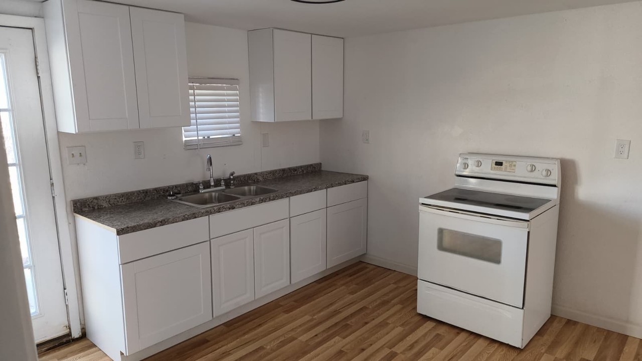 2105 W 19th St - Photo 3 of 11