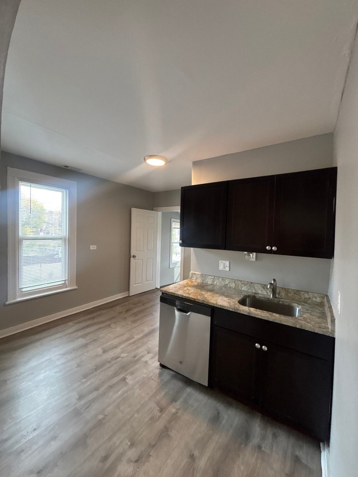 7321 S Kenwood Ave #1 - Photo 2 of 7