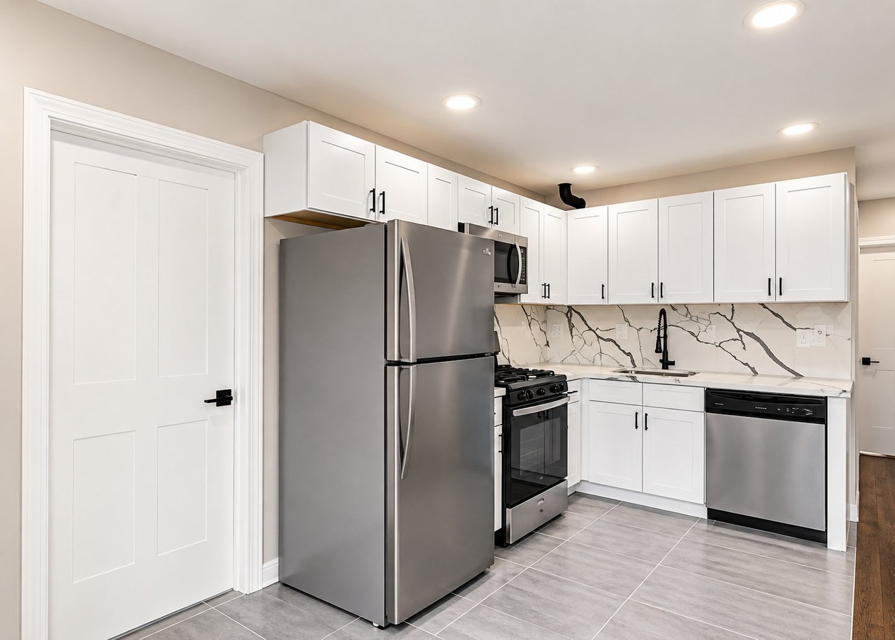 808 Tompkins Ave - Photo 5 of 16