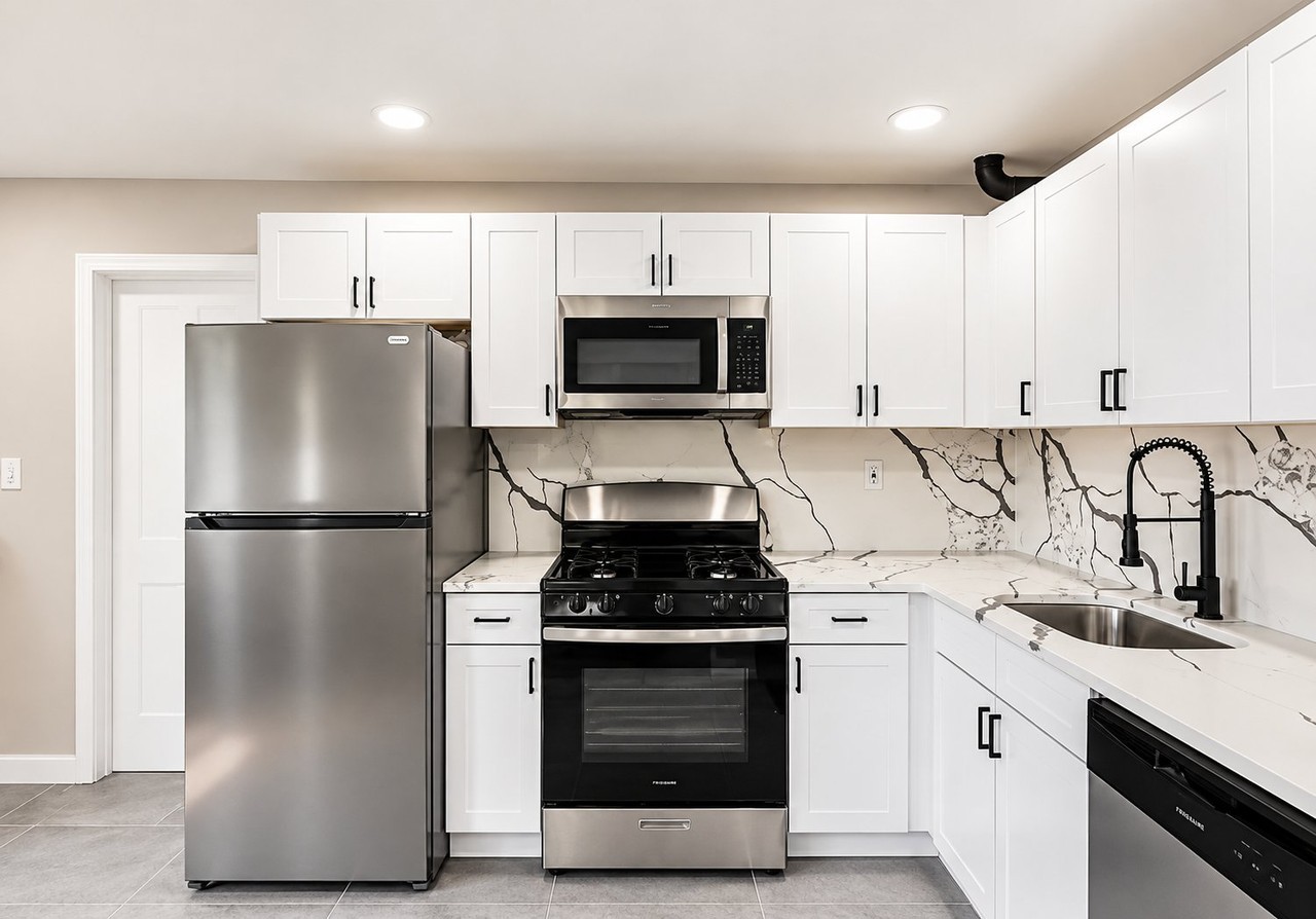 808 Tompkins Ave - Photo 6 of 16