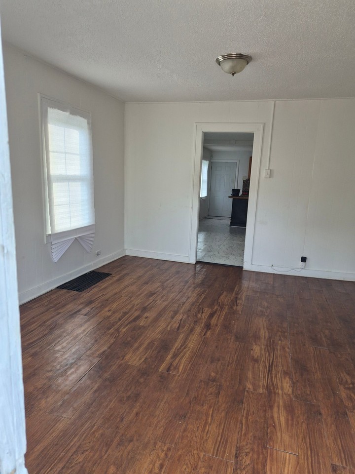 352 Matthews St - Photo 2 of 6
