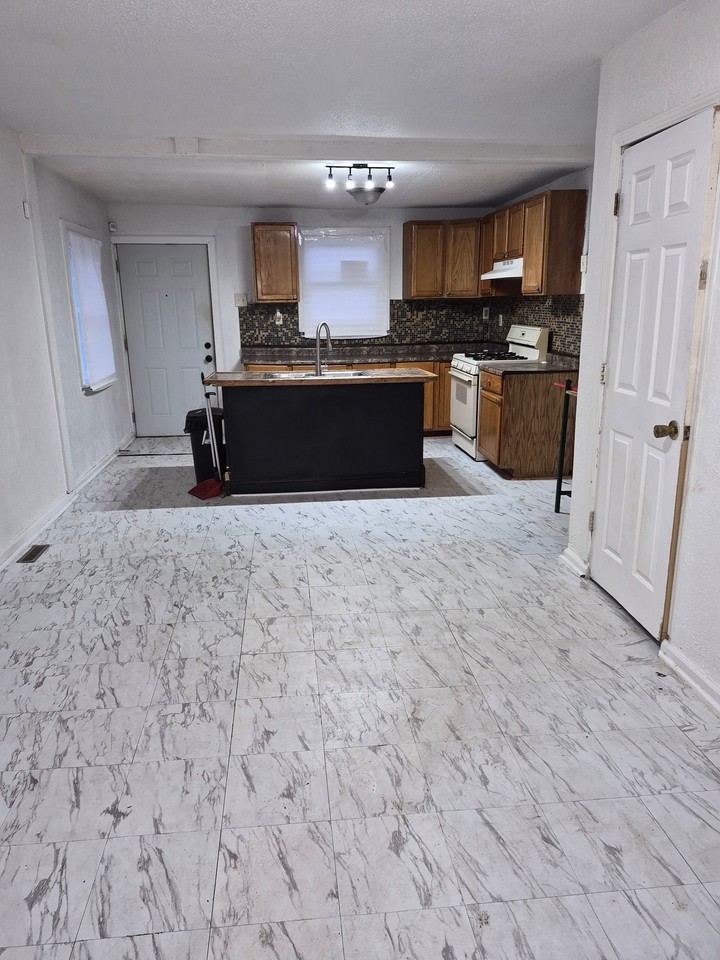 352 Matthews St - Photo 3 of 6