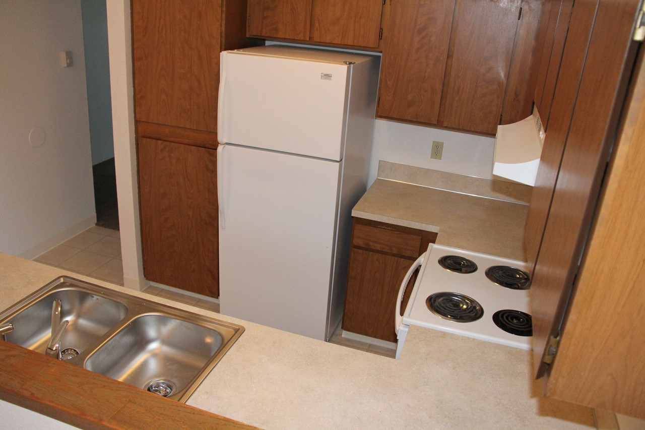 PILOT BUTTE TOWNHOMES - Photo 5 of 7